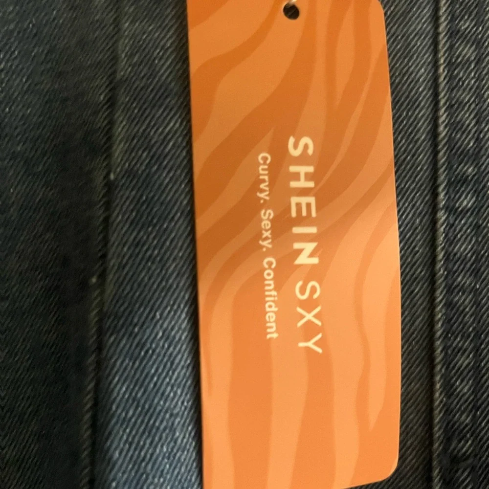 Wide bottom ladies jeans with zip back. Comfy and cute. - Picture 5 of 7